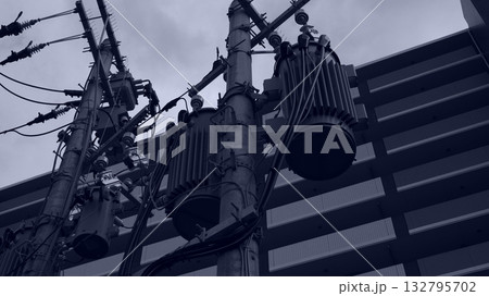 電線に取り付けられた電柱 電線に取り付けられた電柱 132795702