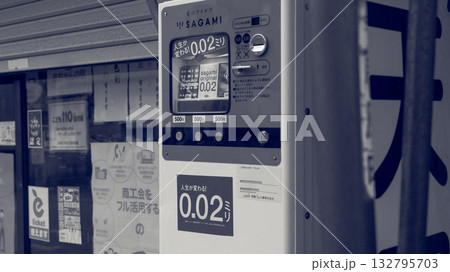 鉄道の非常停止ボタン 132795703