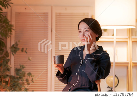 夜にテレビを見る女性 夜にテレビを見る女性 132795764