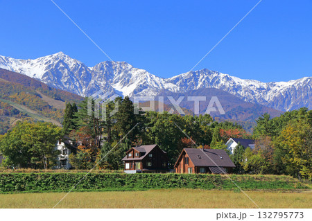 三段紅葉の白馬山麓 132795773