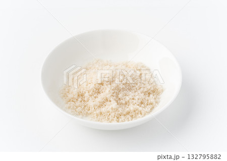 白背景にお皿に入った藻塩 132795882