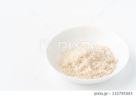 白背景にお皿に入った藻塩 132795883