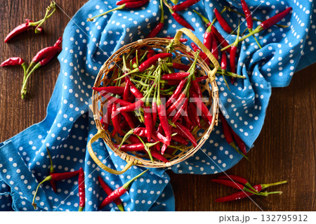かごに盛った唐辛子 かごに盛った唐辛子 132795912
