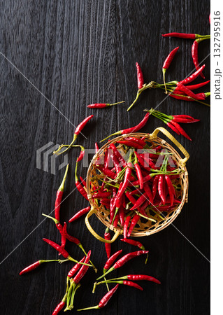 かごに盛った唐辛子 かごに盛った唐辛子 132795916