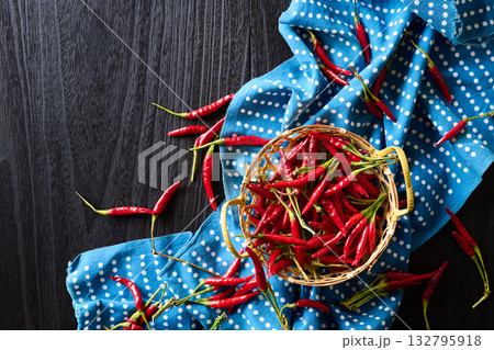 かごに盛った唐辛子 かごに盛った唐辛子 132795918