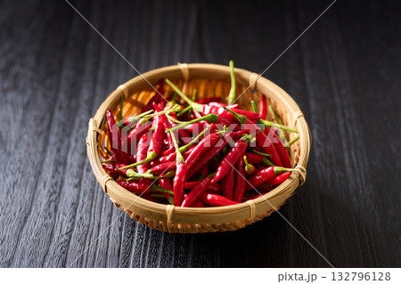 かごに盛った唐辛子 132796128