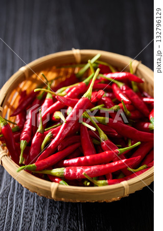 かごに盛った唐辛子 132796129