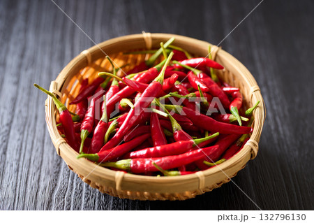 かごに盛った唐辛子 かごに盛った唐辛子 132796130