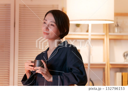 夜、部屋でテレビを見てくつろぐパジャマの女性 夜、部屋でテレビを見てくつろぐパジャマの女性 132796153