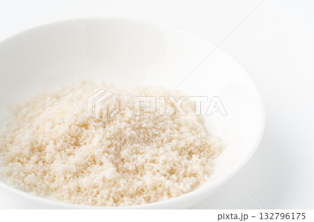 お皿に入った藻塩のクローズアップ 132796175