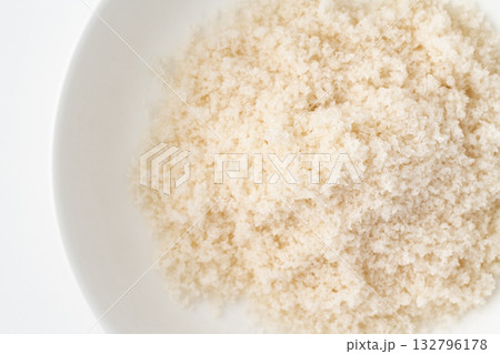 お皿に入った藻塩のクローズアップ 132796178