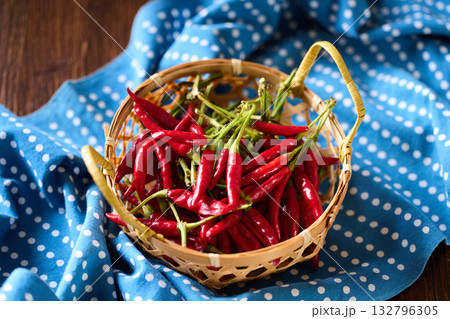 かごに盛った唐辛子 132796305