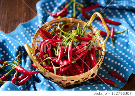 かごに盛った唐辛子 かごに盛った唐辛子 132796307