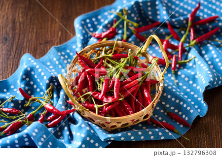 かごに盛った唐辛子 かごに盛った唐辛子 132796308