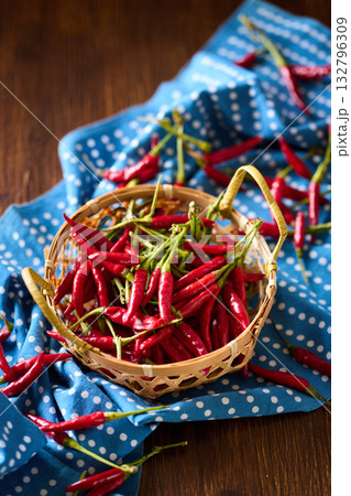 かごに盛った唐辛子 かごに盛った唐辛子 132796309