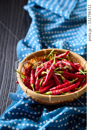 かごに盛った唐辛子 132796311