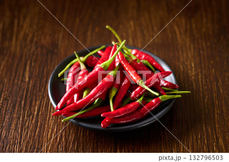 皿に盛った唐辛子 皿に盛った唐辛子 132796503