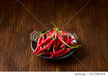 皿に盛った唐辛子 皿に盛った唐辛子 132796504