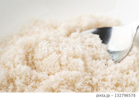 スプーンですくう藻塩のクローズアップ 132796578