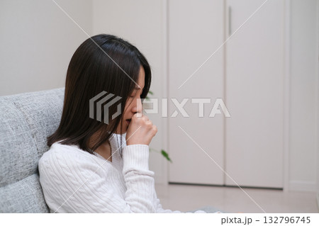 咳をする女性の横顔 咳をする女性の横顔 132796745