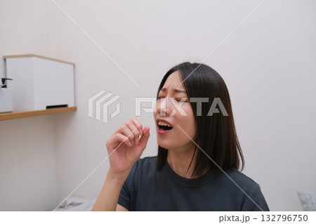 くしゃみをする女性 くしゃみをする女性 132796750