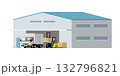 倉庫と荷物の積み下ろしをするトラック 132796821