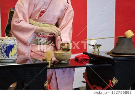 お茶を入れる女性 132796892