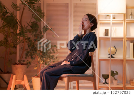 夜、椅子に座ってくつろぐ女性 132797023