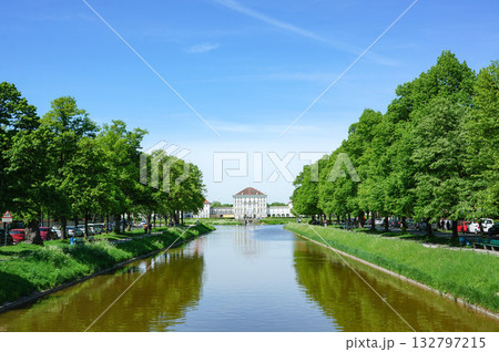 ドイツのミュンヘンの街中にあるニンフェンブルク城の庭園 ドイツのミュンヘンの街中にあるニンフェンブルク城の庭園 132797215