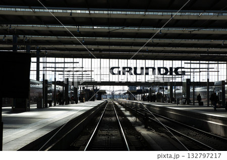 ドイツの街中にある鉄道のターミナル駅のシルエット ドイツの街中にある鉄道のターミナル駅のシルエット 132797217