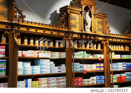 ドイツの街中にある昔ながらの薬局屋の店内 ドイツの街中にある昔ながらの薬局屋の店内 132797237