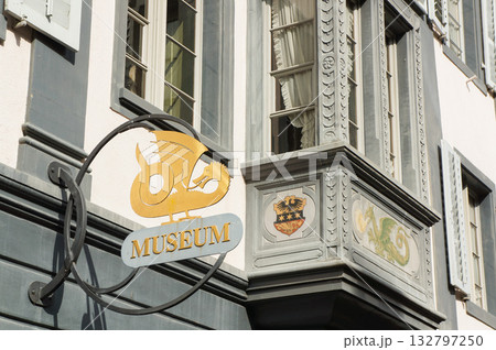 スイスの小さな町シュタイン・アム・ラインの街中にある博物館の看板 スイスの小さな町シュタイン・アム・ラインの街中にある博物館の看板 132797250