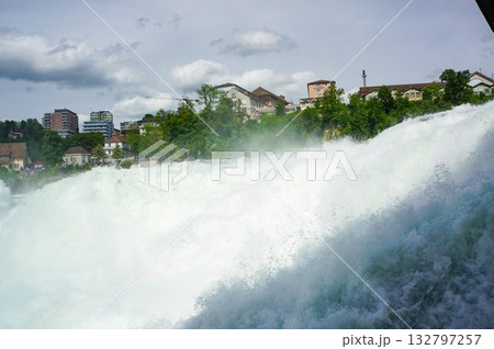 勢いよく流れるドイツとスイスの国境を流れるライン川の滝 132797257