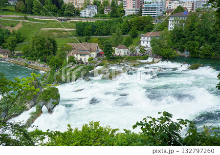 勢いよく流れるドイツとスイスの国境を流れるライン川の滝 勢いよく流れるドイツとスイスの国境を流れるライン川の滝 132797260