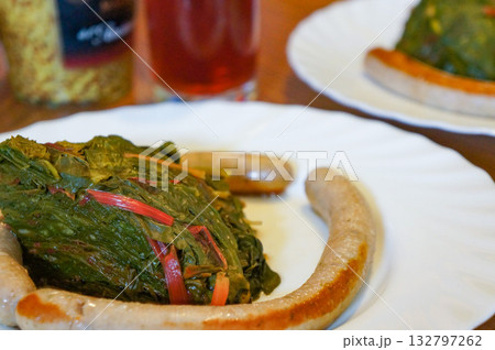 たっぷりの野菜と長いソーセージがセットになった健康的なドイツの家庭料理 たっぷりの野菜と長いソーセージがセットになった健康的なドイツの家庭料理 132797262