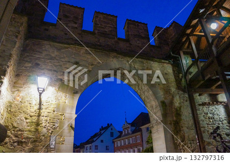 日没後のドイツのとある町の中の歴史的建造物 日没後のドイツのとある町の中の歴史的建造物 132797316