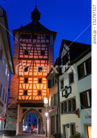 日没後のドイツのとある田舎町の街中の様子 日没後のドイツのとある田舎町の街中の様子 132797317