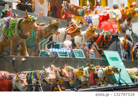 夜の街中で見つけたガラス越しの牛の置き物のディスプレイ 夜の街中で見つけたガラス越しの牛の置き物のディスプレイ 132797318