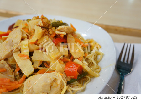 野菜がたっぷり入った旅行先のレストランで提供されたパスタ 野菜がたっぷり入った旅行先のレストランで提供されたパスタ 132797329