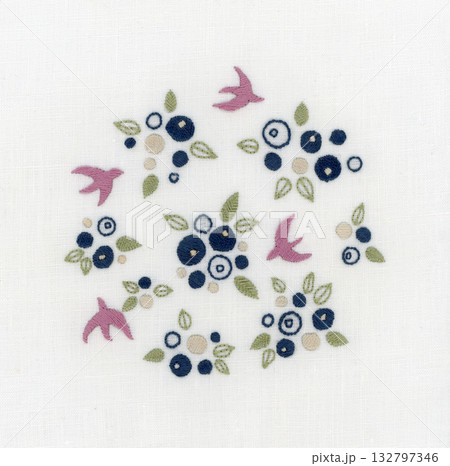 小鳥とブルーベリーの刺繍模様 132797346