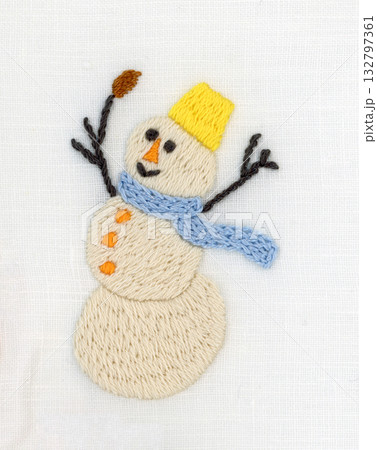 青いマフラーを巻いた3段の雪だるまの刺繍 青いマフラーを巻いた3段の雪だるまの刺繍 132797361