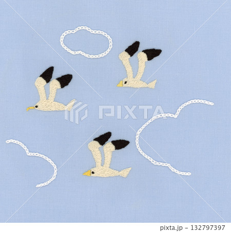 3羽のかもめと雲の刺繍 132797397