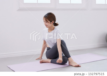 パーソナルトレーナーにトレーニングを受ける若い女性 パーソナルトレーナーにトレーニングを受ける若い女性 132797515