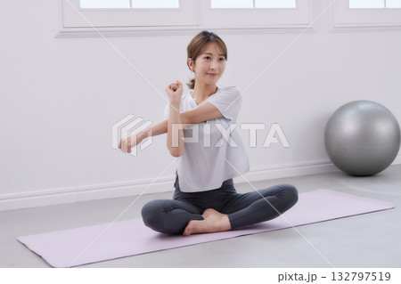 パーソナルトレーナーにトレーニングを受ける若い女性 132797519