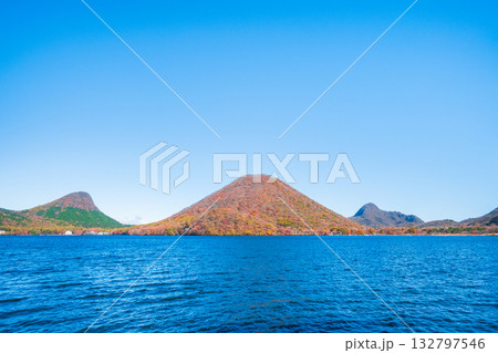 榛名山・榛名湖・烏帽子ヶ岳・榛名富士・榛名旭岳(秋) 榛名山・榛名湖・烏帽子ヶ岳・榛名富士・榛名旭岳(秋) 132797546