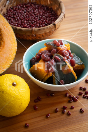 冬至の食べ物 かぼちゃのいとこ煮とユズと小豆 冬至の食べ物 かぼちゃのいとこ煮とユズと小豆 132797563