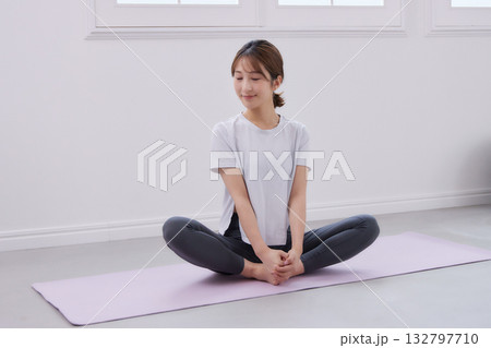 パーソナルトレーナーにトレーニングを受ける若い女性 パーソナルトレーナーにトレーニングを受ける若い女性 132797710
