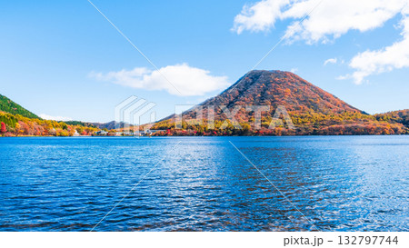 榛名山・榛名湖・榛名富士（秋） 132797744