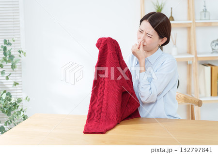 衣替えで出したセーターの臭いを嗅ぐ女性 132797841