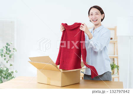 ダンボールに服を入れる女性 132797842